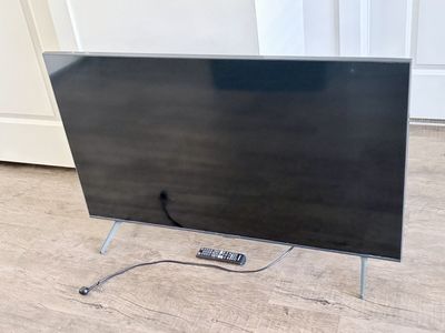 Samsung 50-inch Crystal 4K Smart TV with Remote - Great Condition