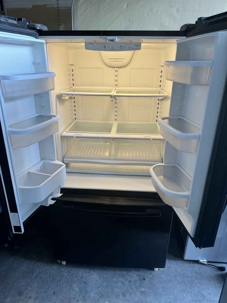 Whirlpool French Door Refrigerator in Black with Bottom Freezer works great its plug in for u to see $160