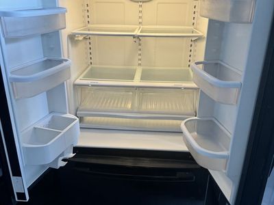 Whirlpool French Door Refrigerator in Black with Bottom Freezer works great its plug in for u to see $160