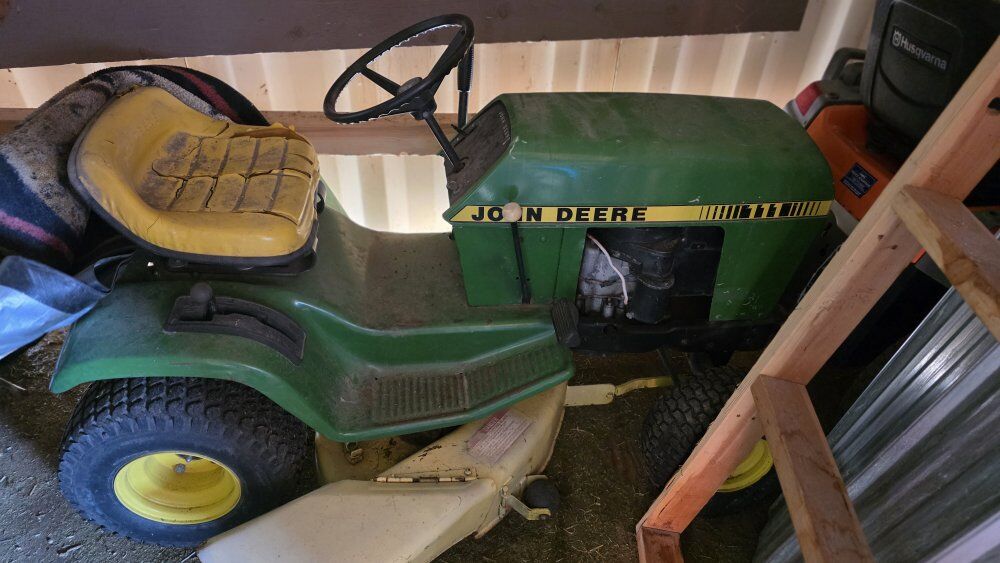 John deere riding lawnmower 111