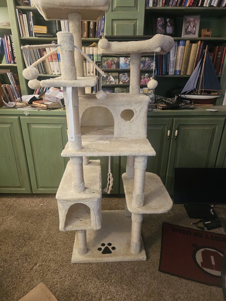 Large Multi-Level Luxury Cat Tree / Condo
​Description:
Selling a gently used, high-quality multi-level cat tree