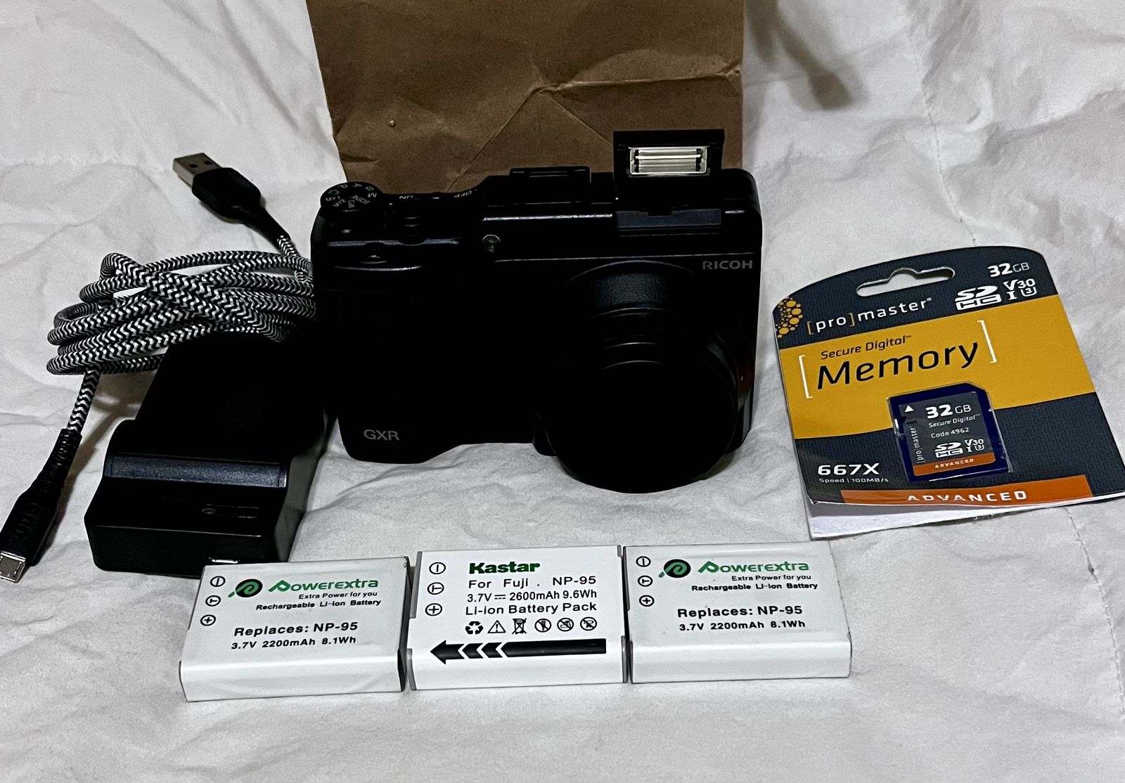 •• Ricoh GXR P10 Compact Camera Mint! +Extras ••