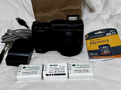 •• Ricoh GXR P10 Compact Camera Mint! +Extras ••