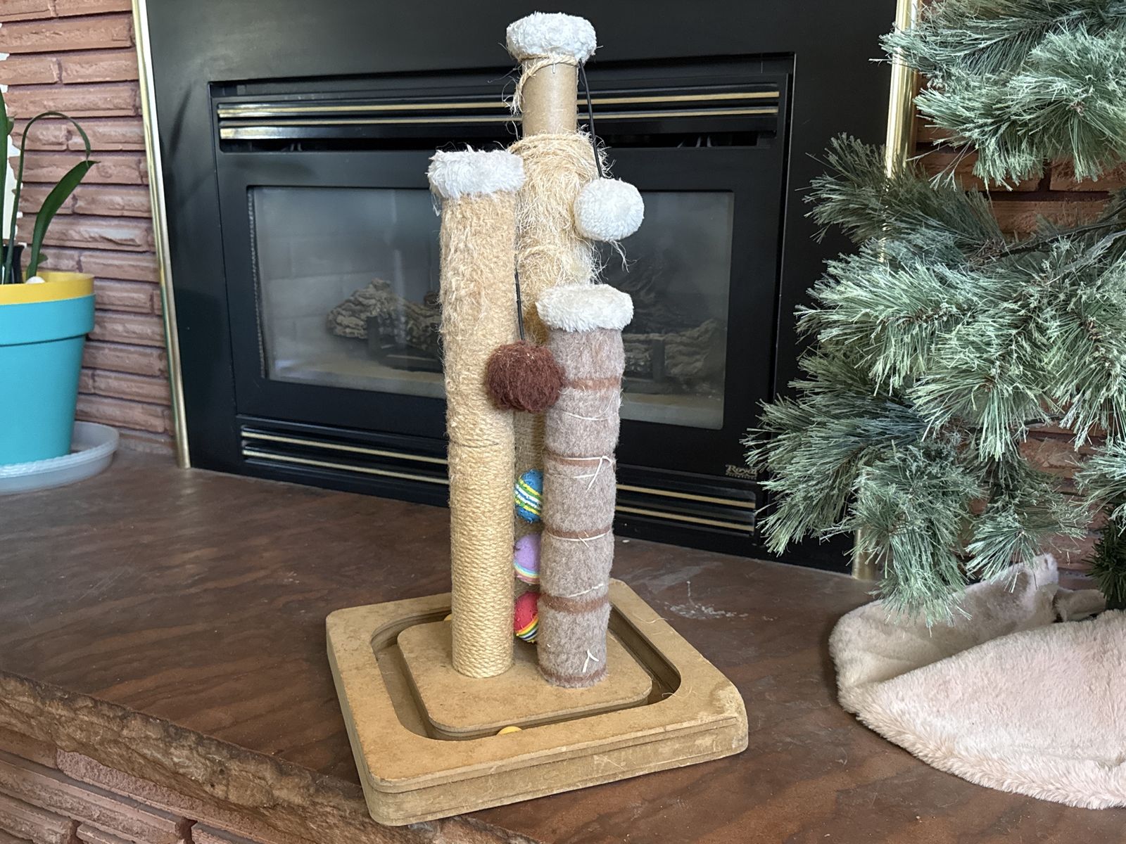 Cat scratch post
