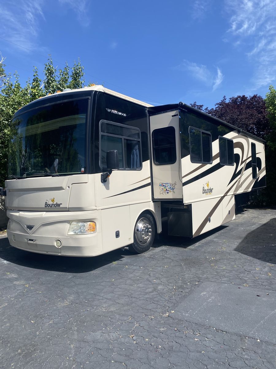 2008 Bounder Motor Home