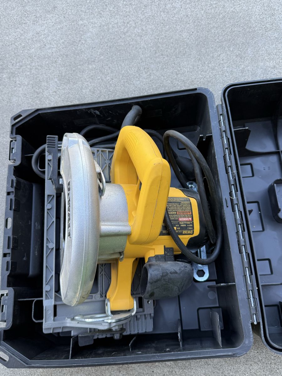 Dewalt DW368 7-1/4 inch Circular Saw with Hard Case Used