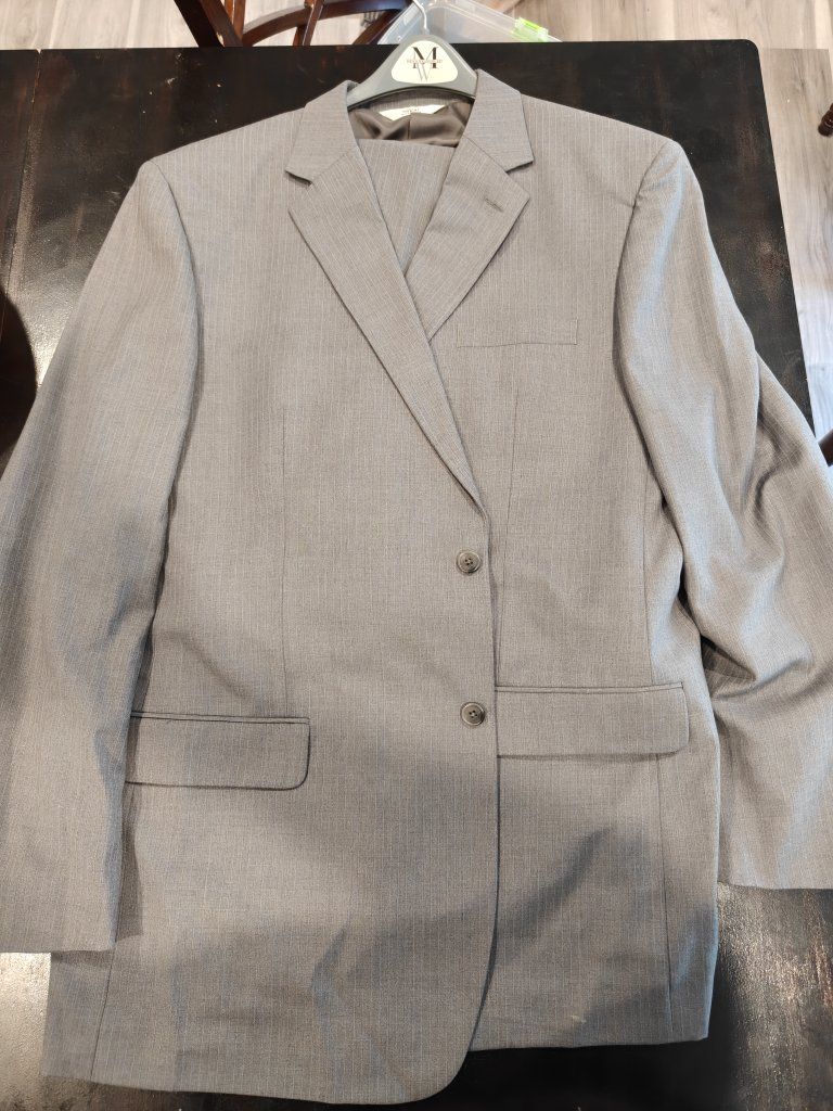 VERSINI Men's Gray Two-Piece Suit - 46 XL Jacket, 46 Waist Pants - 60% Wool Blend