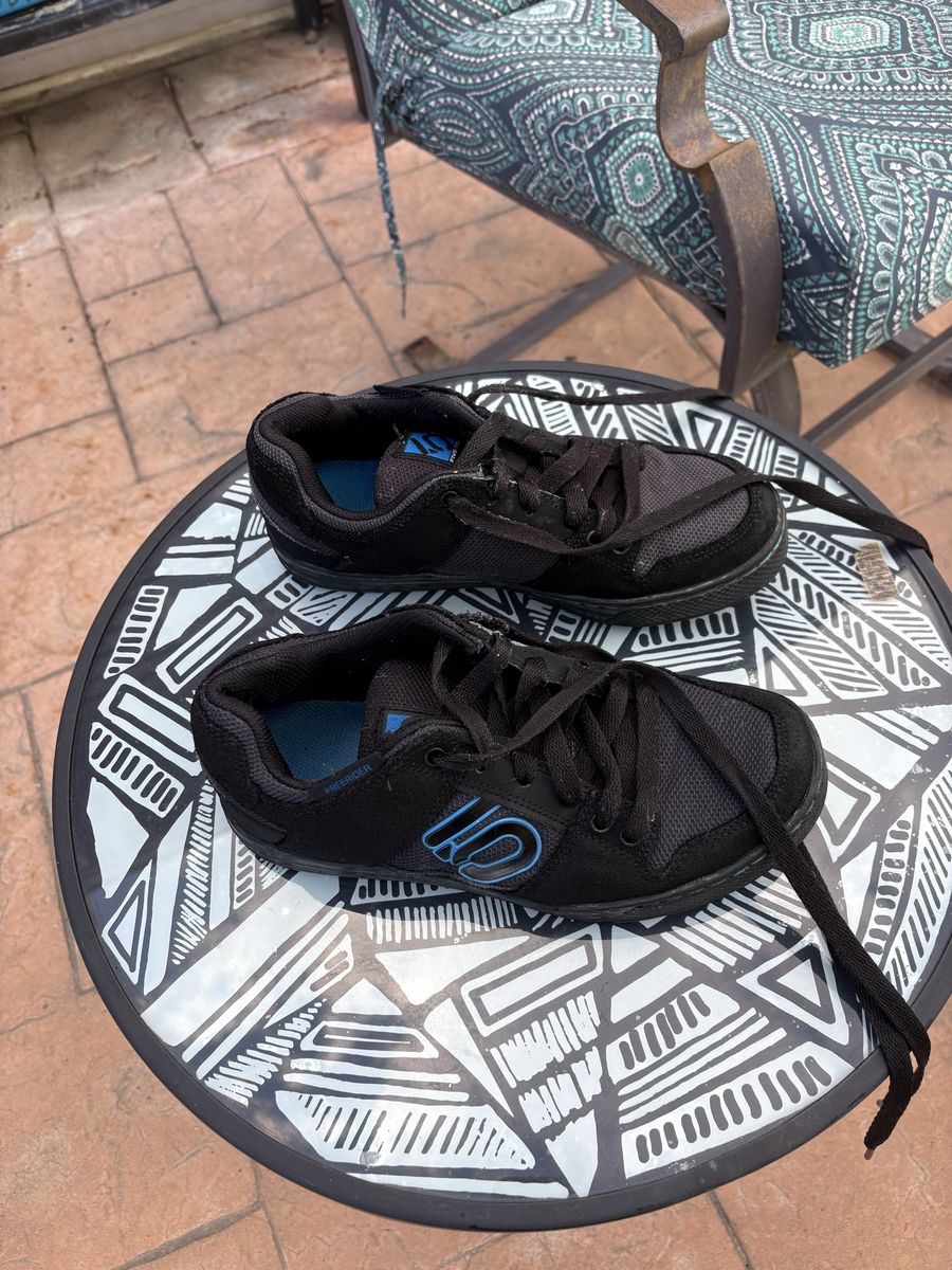 Men’s Size 7 MTB flat bottom shoes.