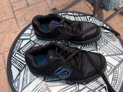 Size 7 MTB flat bottom shoes.