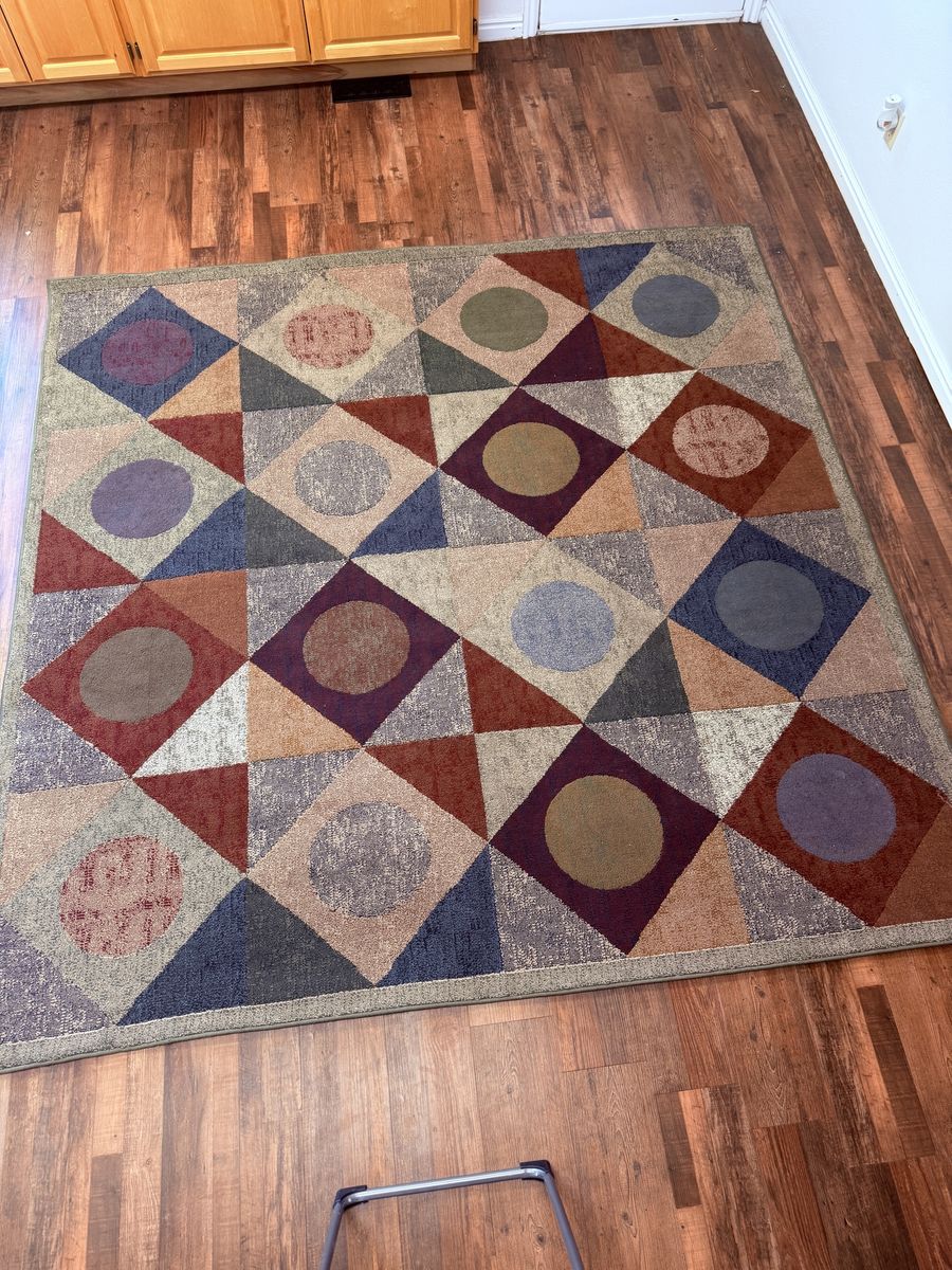 7 1/2’ x 7 1/2’ Geometric Area Rug – Multicolor