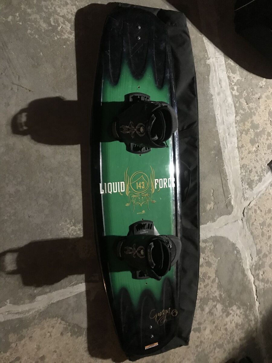 Nice liquid force 143 omega Wakeboard with Lace up Binding and Bag