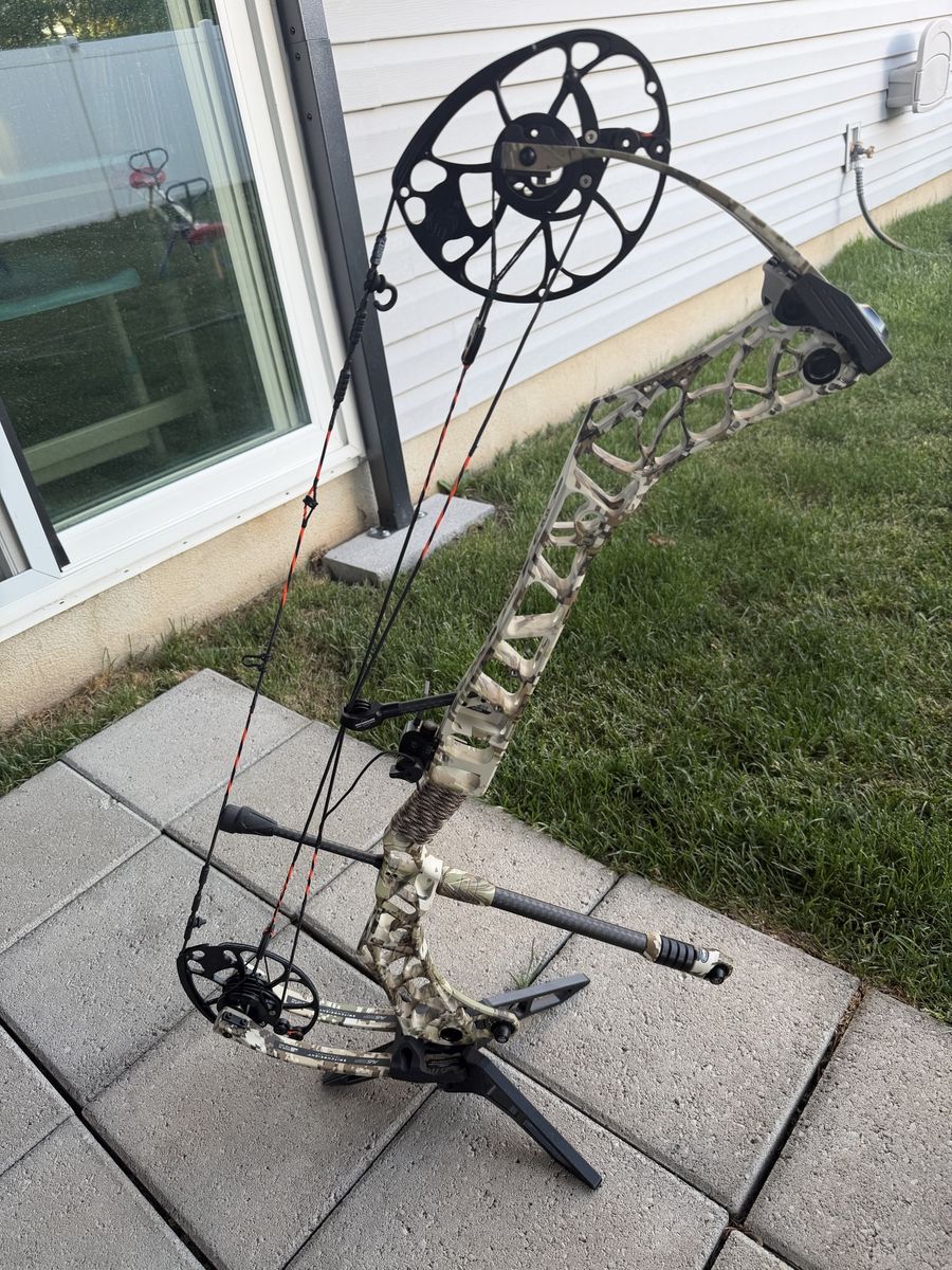 Mathews V3 31 bow. F mods 28# draw 75# 80% let off