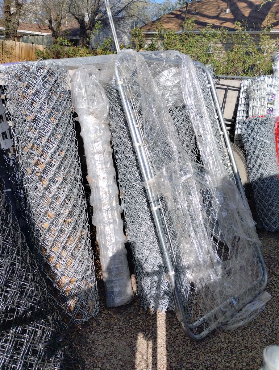 2 6 ft gates  and fence