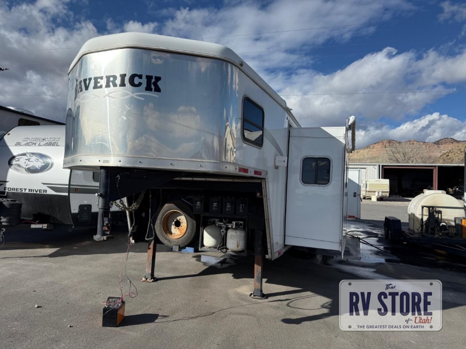 2013 Maverick Trailers MAVERICK 8415 LOUNGE SLIDE HORSE TRAILER, LIVING QUARTERS