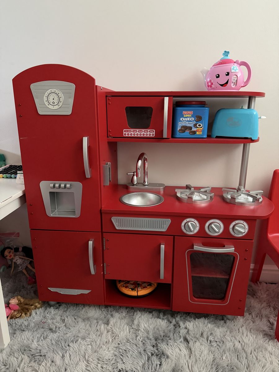 Play kitchen with Food & Dishes