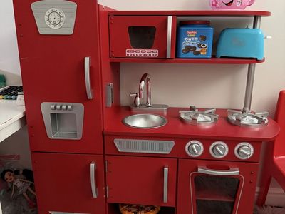 Play kitchen with Food & Dishes