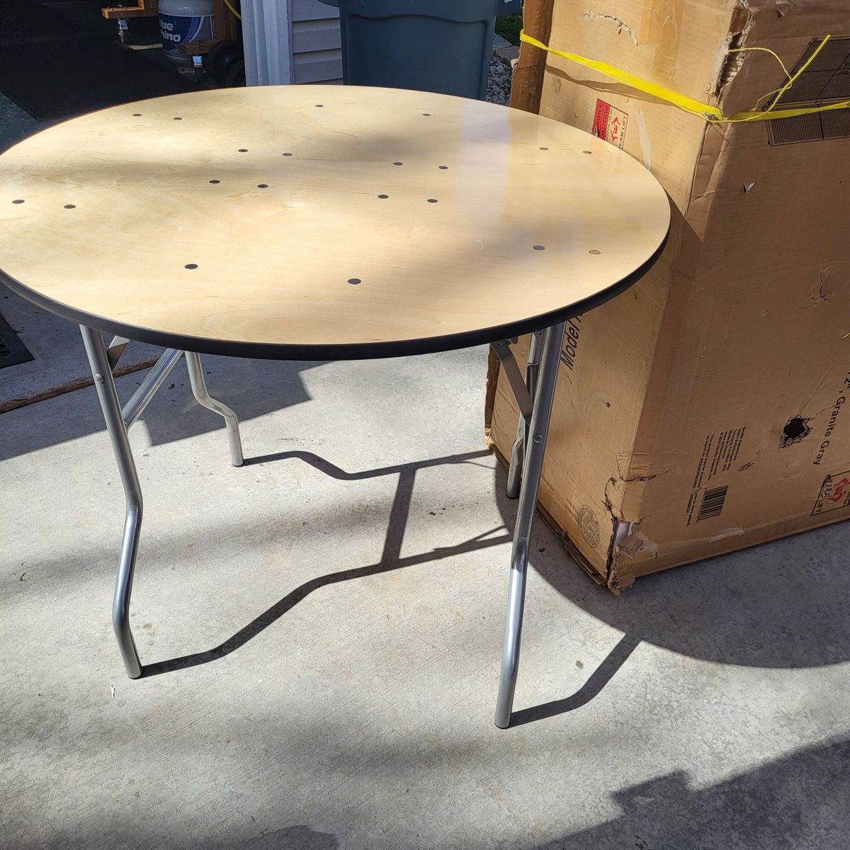 Wood/Metal 32"Round Folding Table