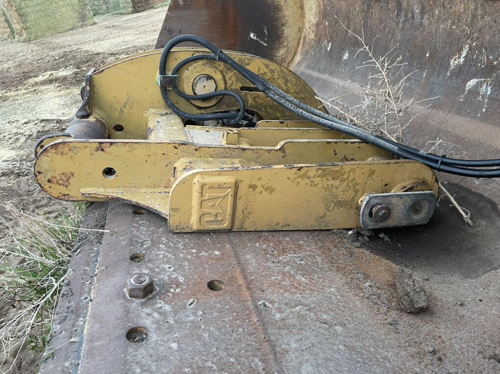 Cat Quick Coupler And Bucket