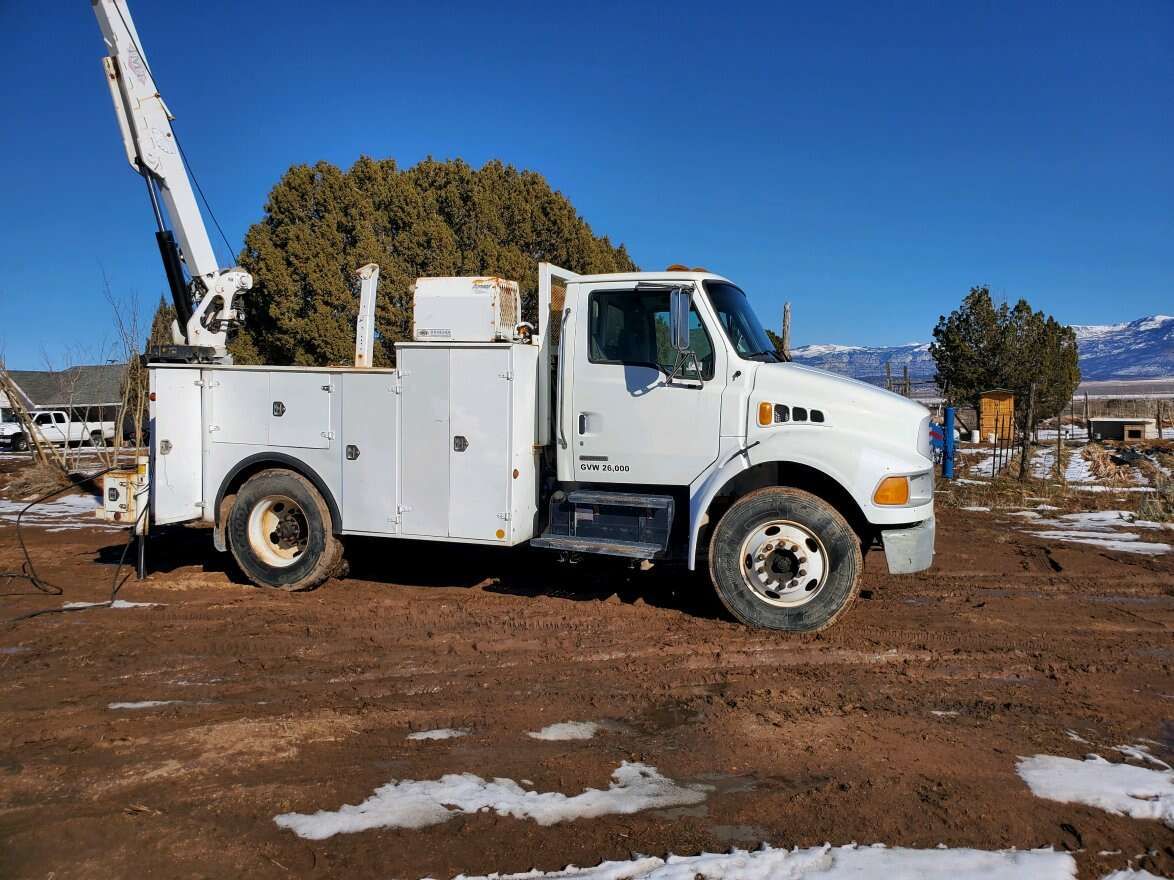 Heavy Duty Mechanic Service Truck MIT Utility Bed CAT Diesel Engine Crane Hydraulic Air Compressor Storage PTO-Driven Hydraulics