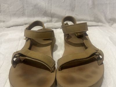 Teva Women’s Size 10 Beige Leather Sandals