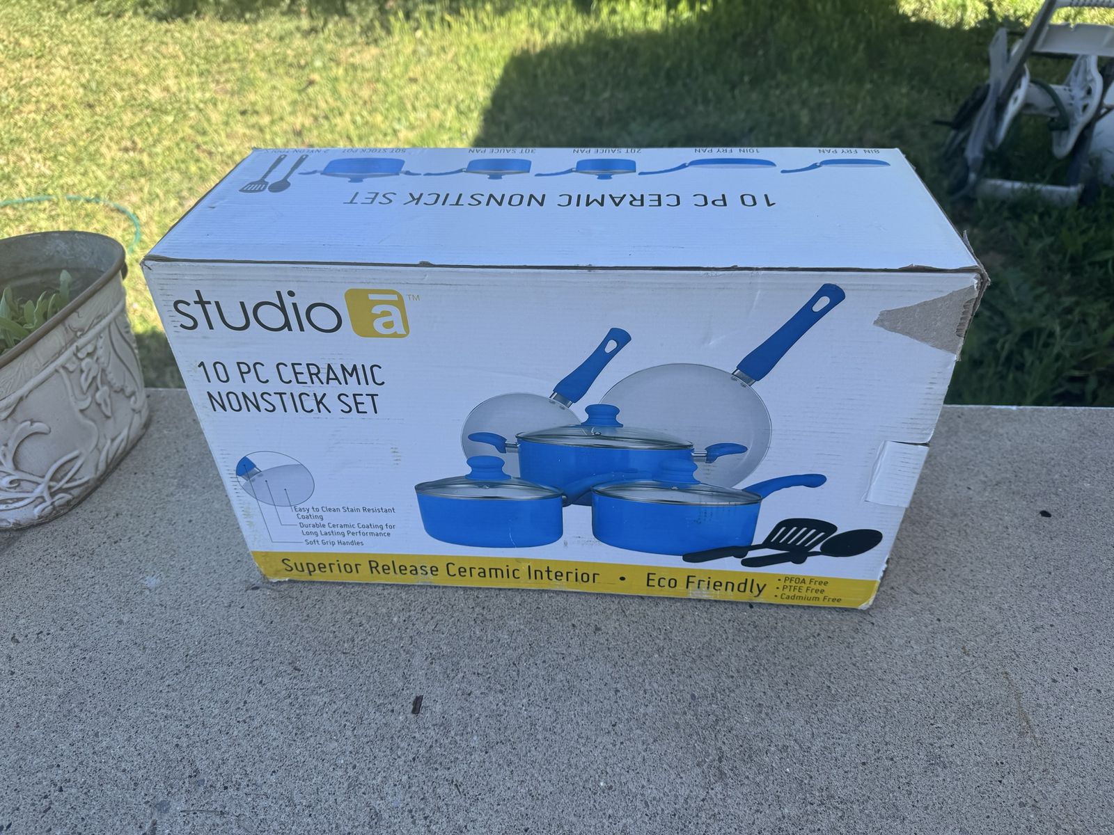 New Studio a 10 PC ceramic nonstick cookware SET