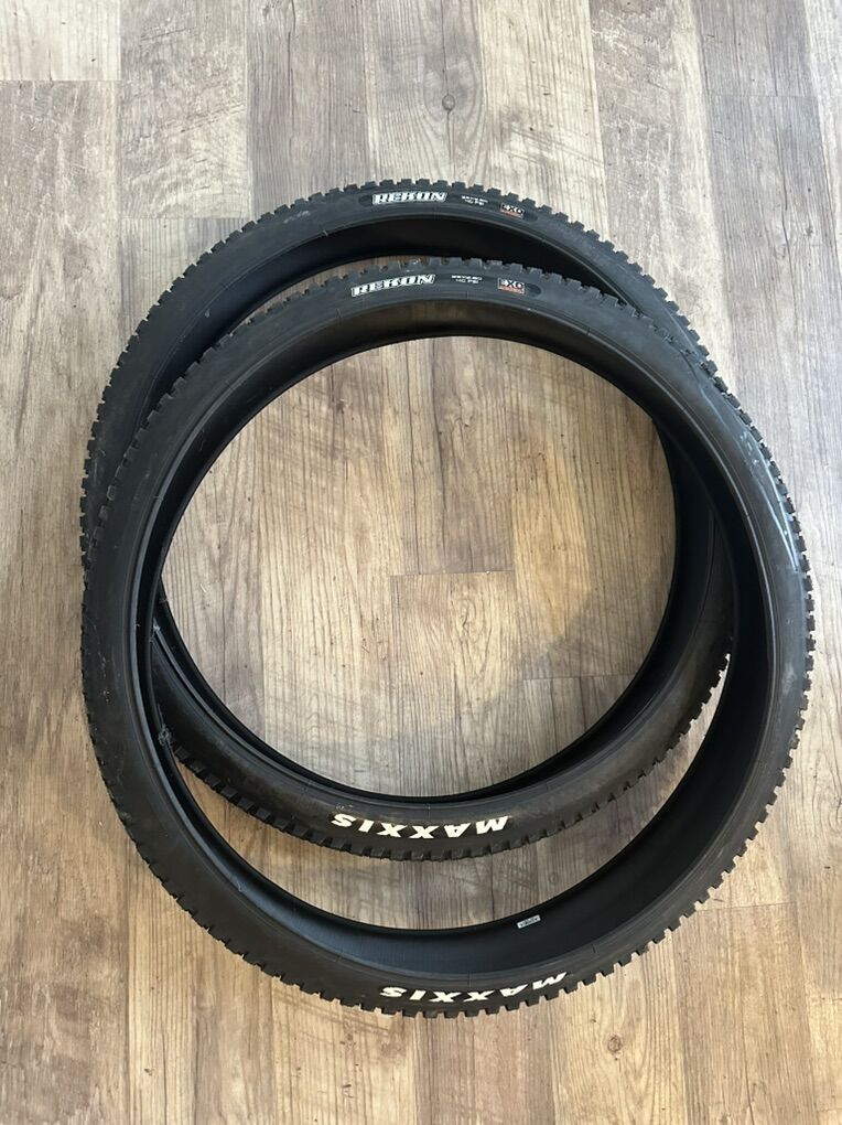 2 New MAXXIS 29 x 2.60 Rekon Tires