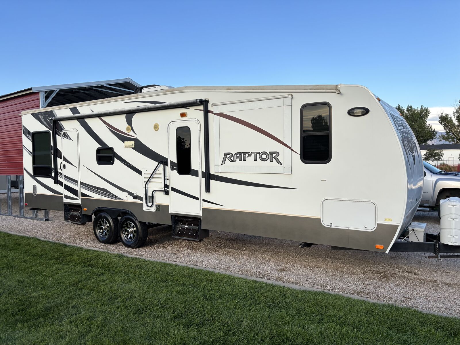 31 Foot 2014 Keystone Raptor RP31DS Toyhauler with King Bed, Solar