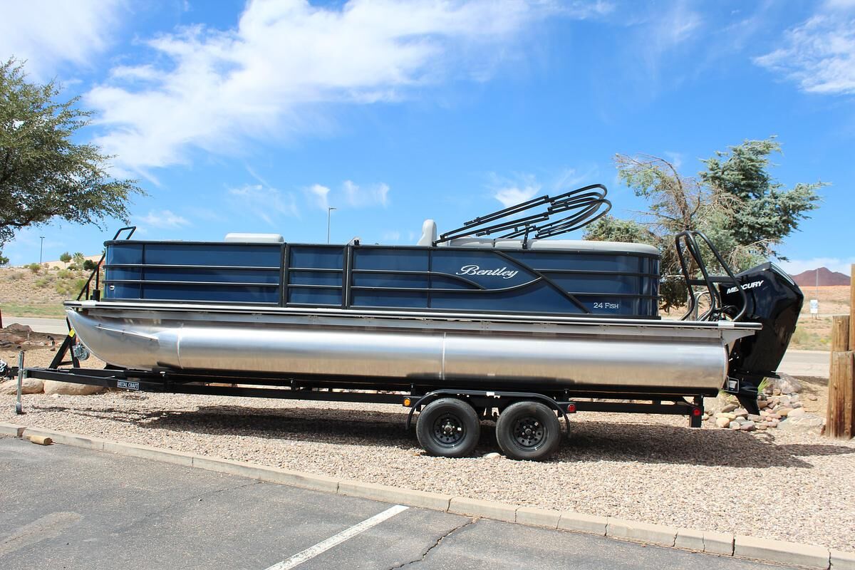 2026 Bentley Pontoons 243 Center Walk Thru Fish Tritoon