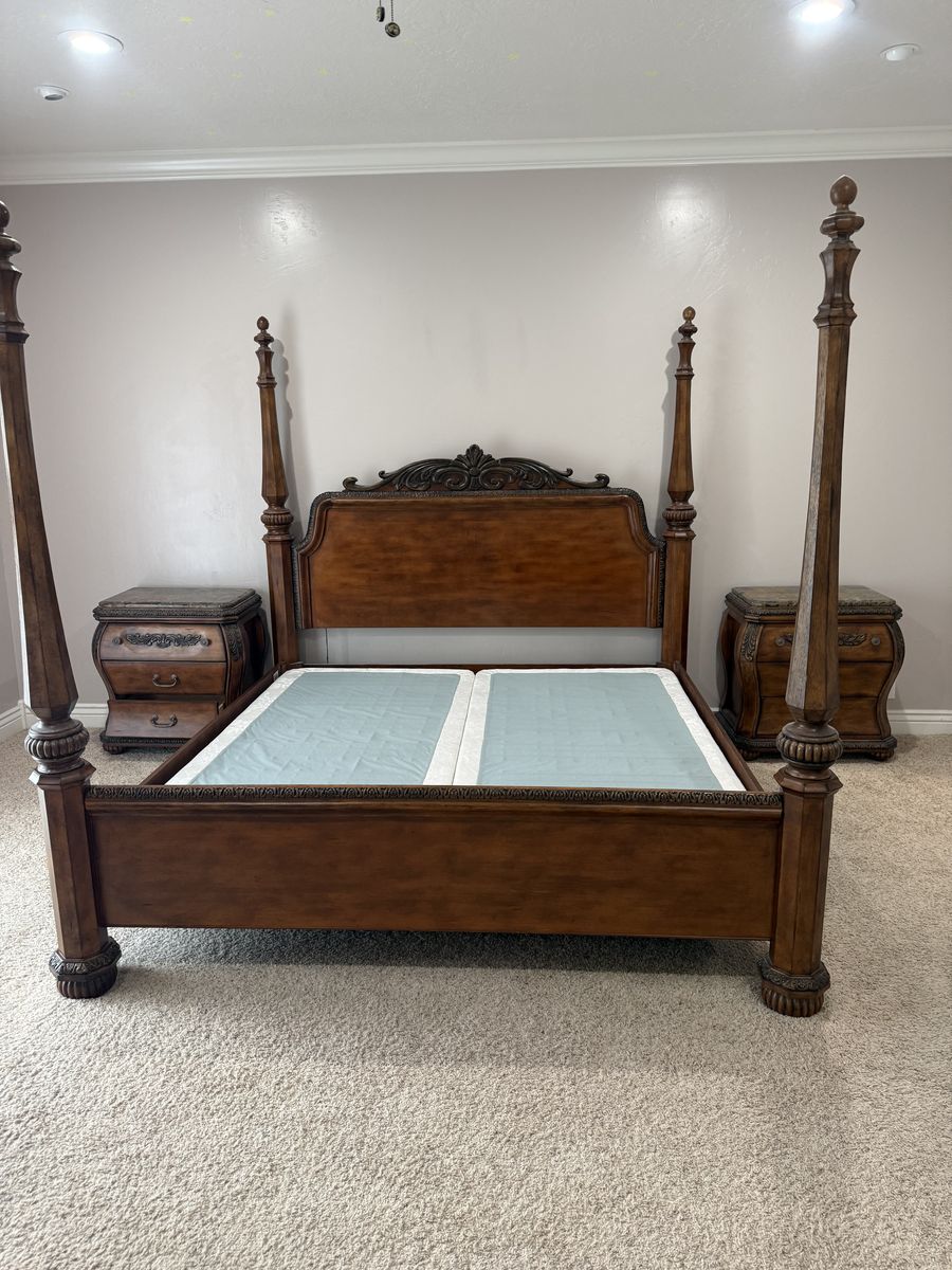 King Bedroom Set - Beautiful 4-Post Solid Hardwood Bed Frame, 2 Nightstands and Base