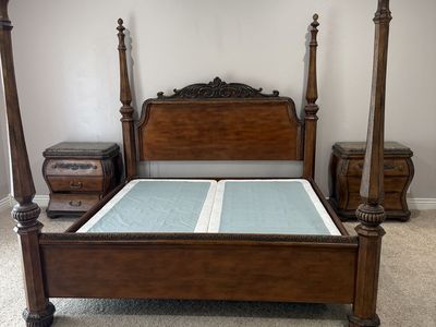 King Bedroom Set - Beautiful 4-Post Solid Hardwood Bed Frame, 2 Nightstands and Base