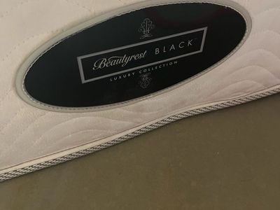 Queen bed Beautyrest black luxury edition
