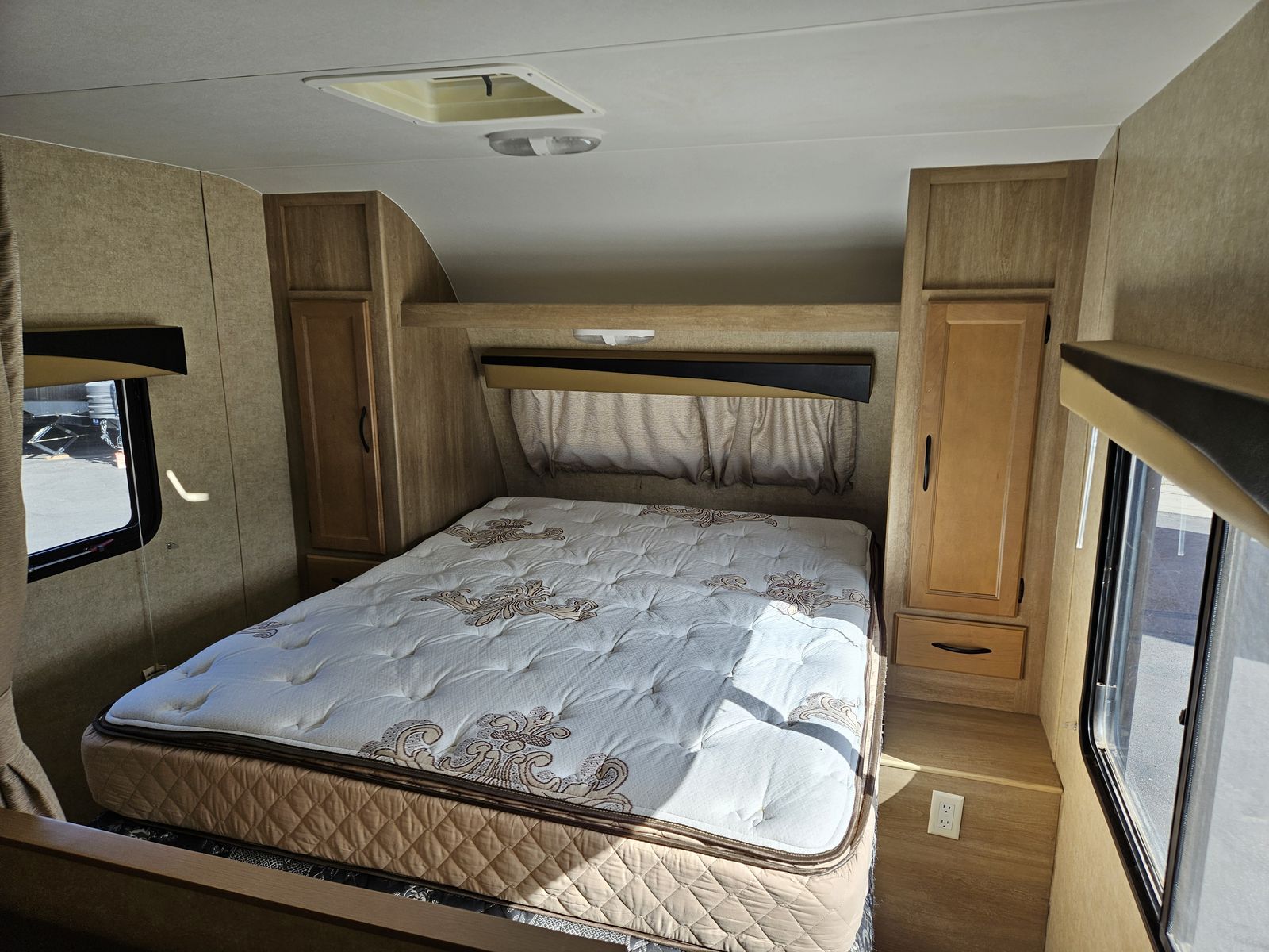 Main image 6