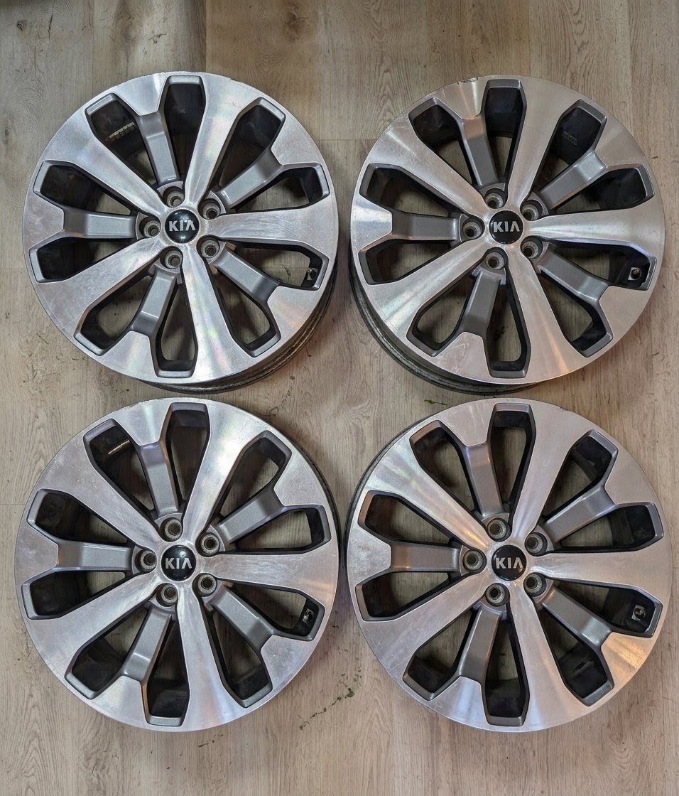 OEM Kia Silver & Dark Gray Machined Alloy Wheel Rim with Center Cap