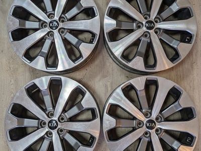 OEM Kia Silver & Dark Gray Machined Alloy Wheel Rim with Center Cap