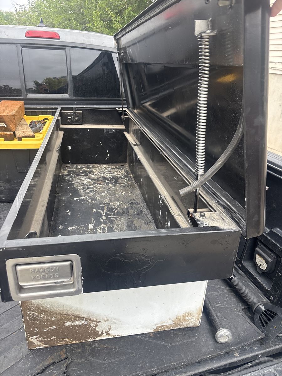 Truck tool box