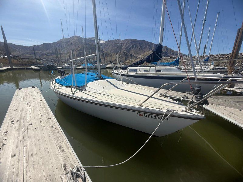 Catalina Capri 25 Sailboat