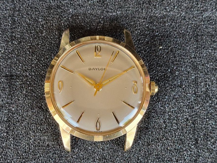 I’m selling this used vintage BAYLOR yellow gold plate wristwatch.