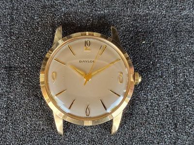 I’m selling this used vintage BAYLOR yellow gold plate wristwatch.