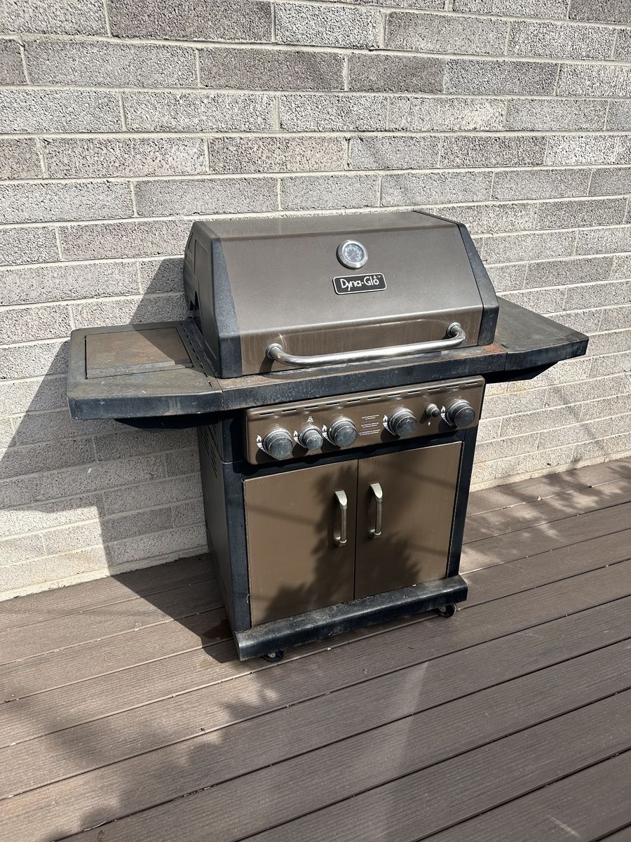 Dyna-Glo 5 burner gas grill.