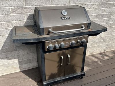 Dyna-Glo 5 burner gas grill.