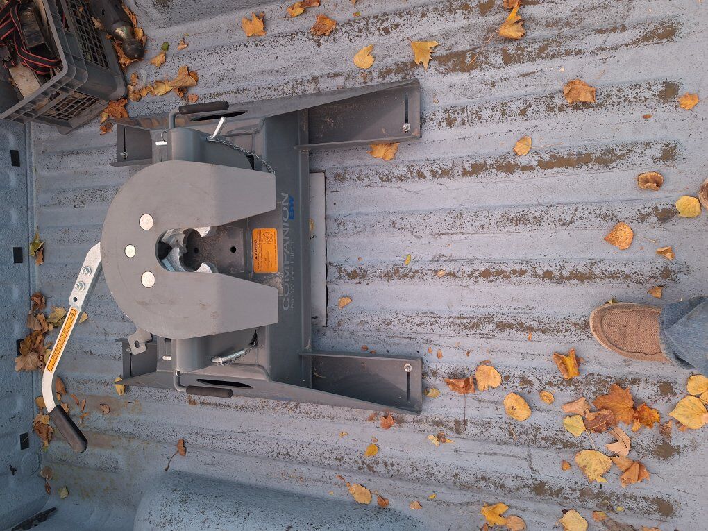 B & W 5th wheel hitch