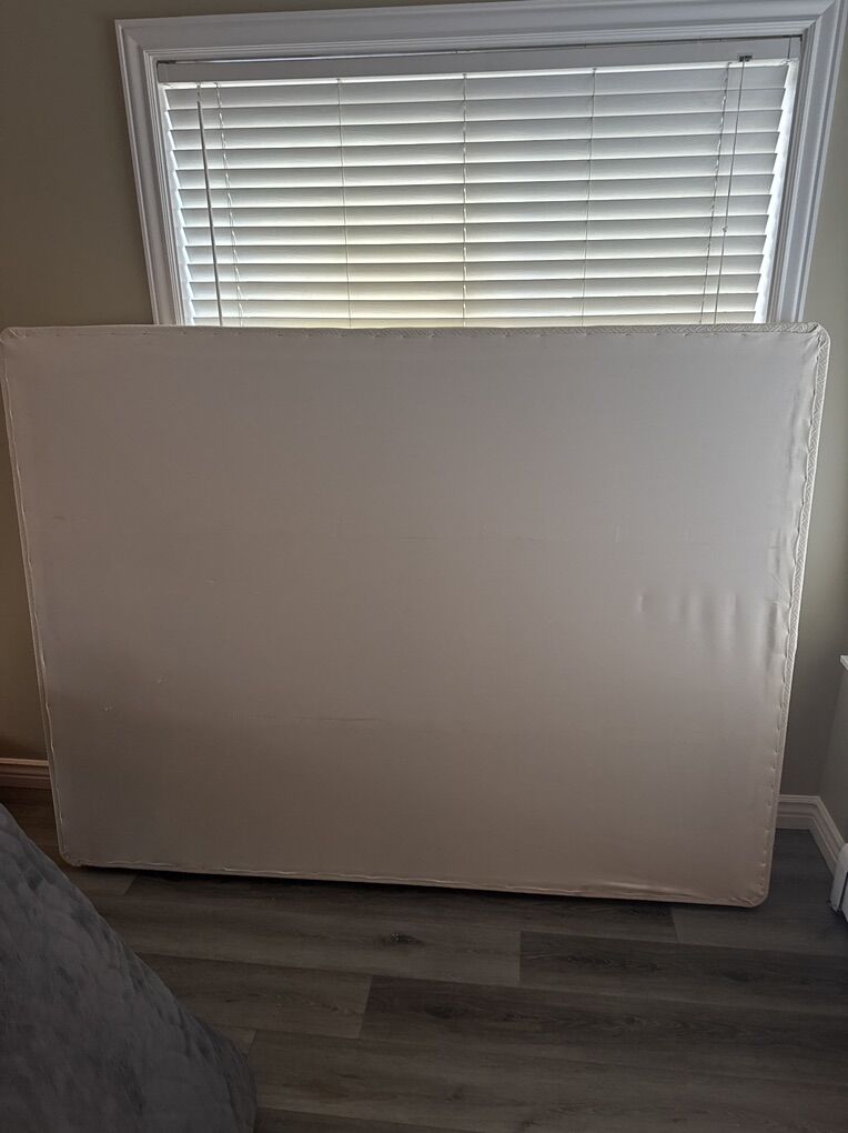 2 Queen Box springs & Queen medal frame 25$