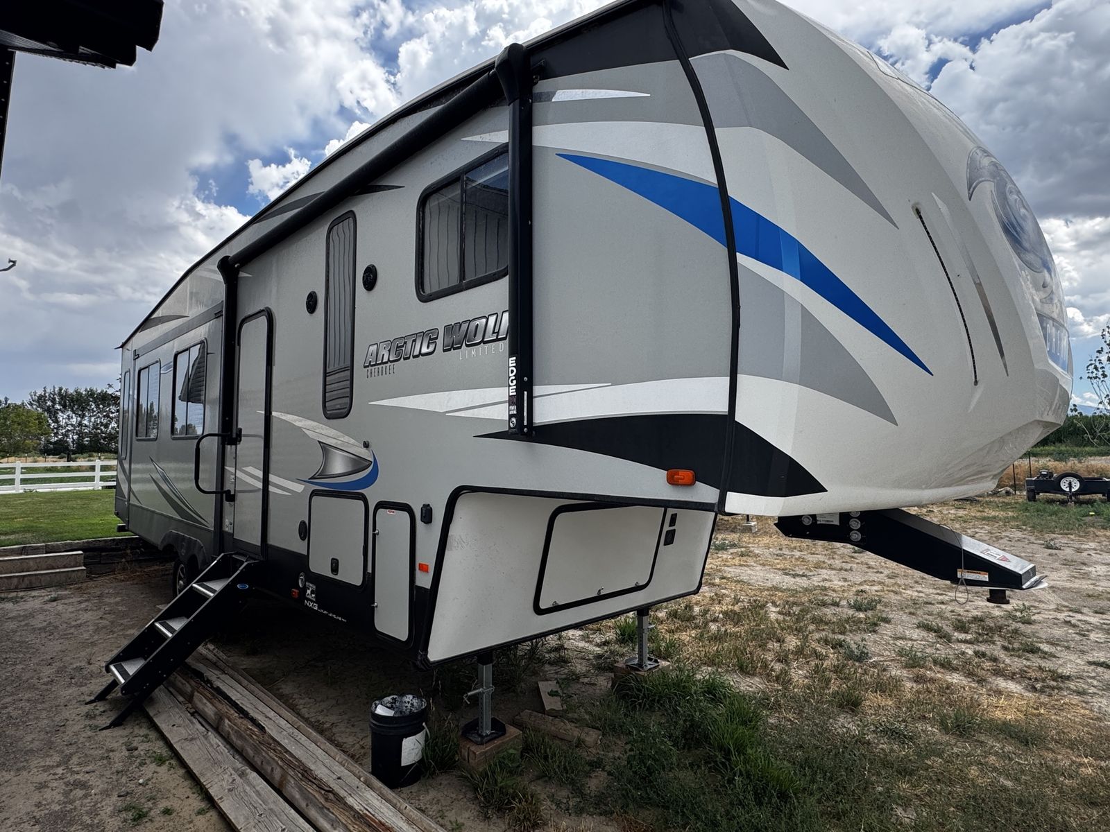 2021 Cherokee Arctic Wolf Limited Travel Trailer - Fifth Wheel RV