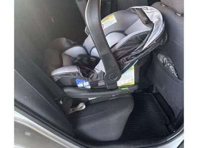 Babytrend Ezlift Carseat And Base