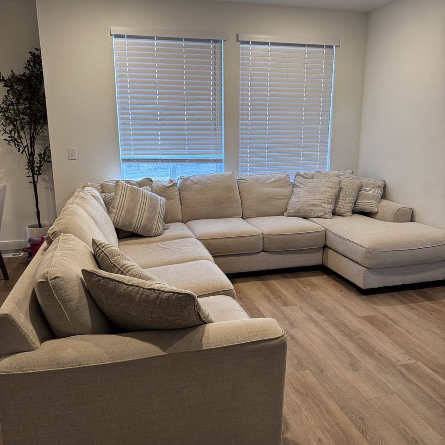 Lerenza 4-Piece Sectional with Chaise and ottoman 
