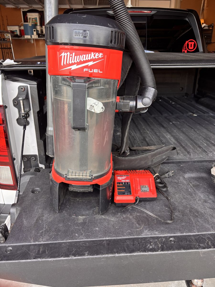 Milwaukee M18 FUEL Cordless Backpack Vacuum Cleaner w/ Charger  and battery- Used