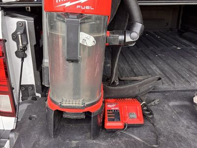 Milwaukee M18 FUEL Cordless Backpack Vacuum Cleaner w/ Charger and battery- Used