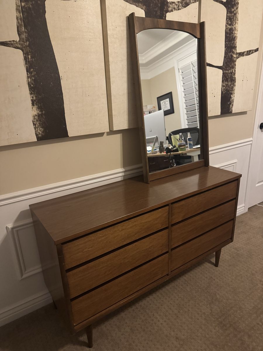 Beautiful Bassett Mid Century Dresser with Mirror!