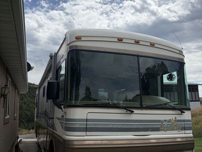 99 Super Clean Bounder by Fleetwood Diesel Pusher