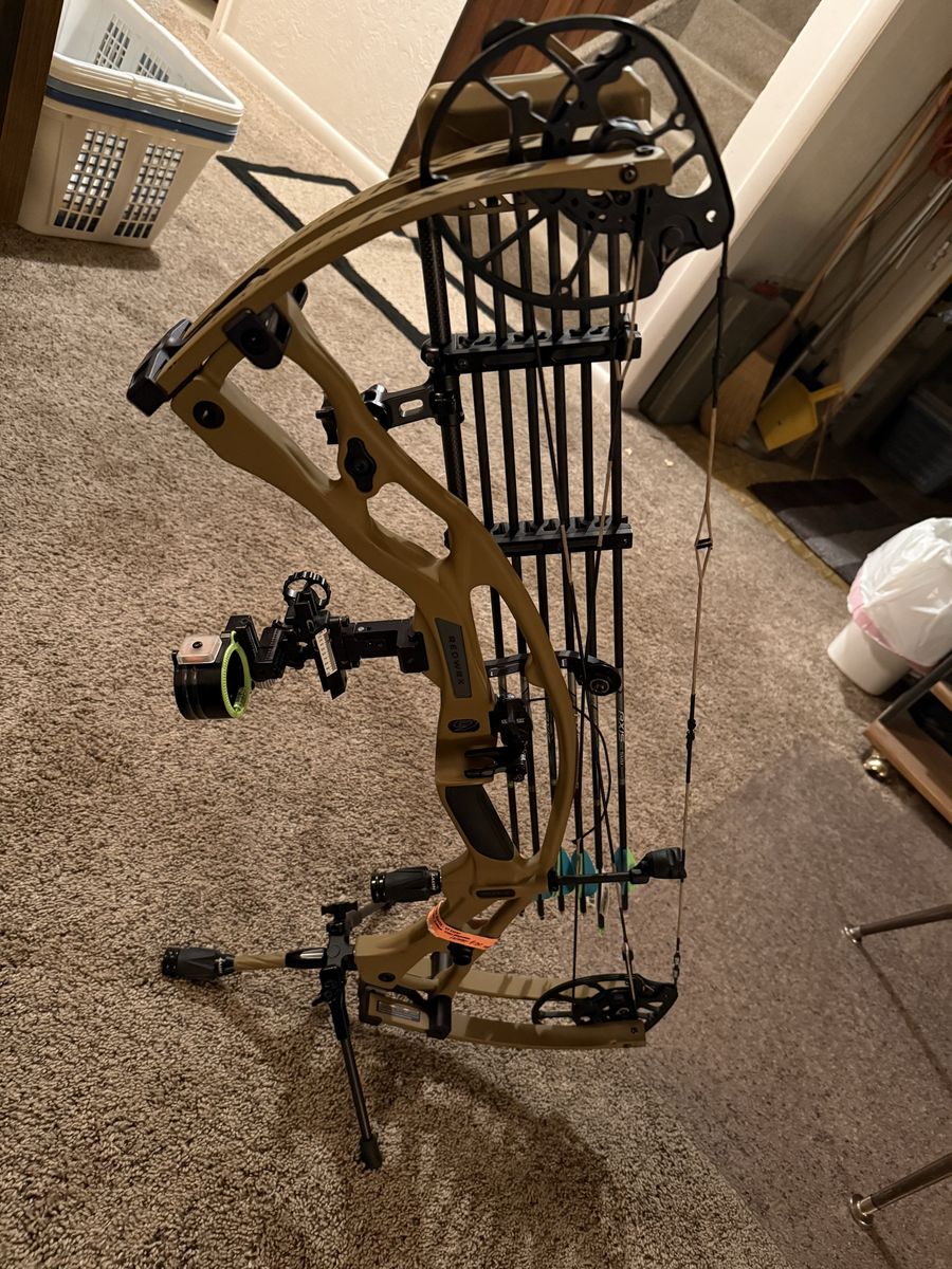 Hoyt REDWRX Carbon RX-9 Compound Hunting Bow with Accessories